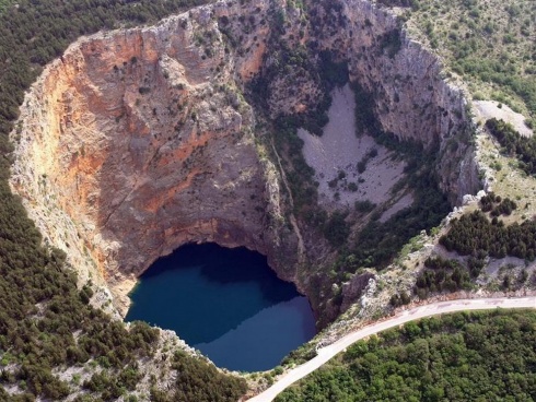 6 of the Most Beautiful Natural Holes in the Earth!