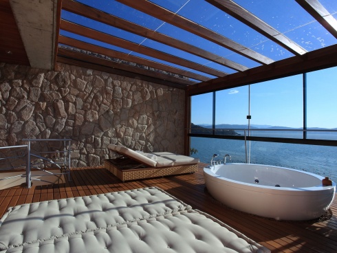 The 10 Most Amazing Hotel Bathrooms Ever!